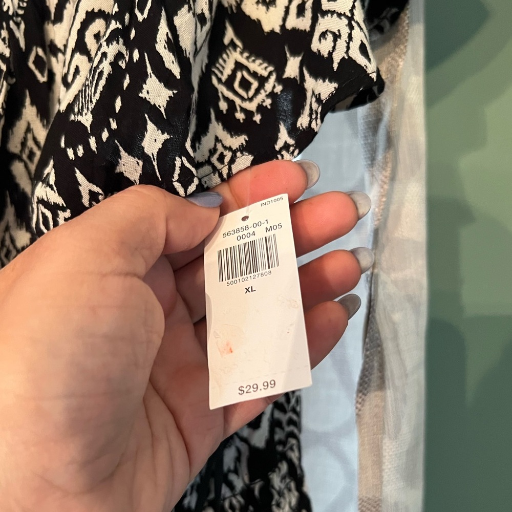 Old Navy, black and white top size XL tag still on - Picture 4 of 4